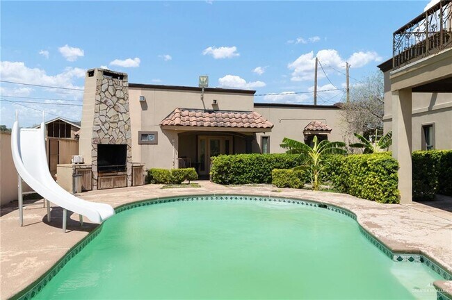 Building Photo - 682 Alto Bonito St