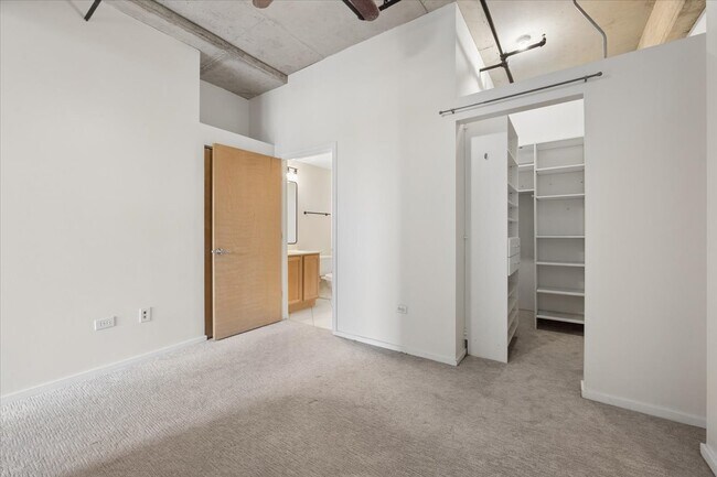 Building Photo - 6 S Laflin St
