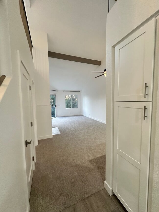 Building Photo - Charming Loft Condo with Balconies, Vaulted Ceilings & Fireplace – For Lease