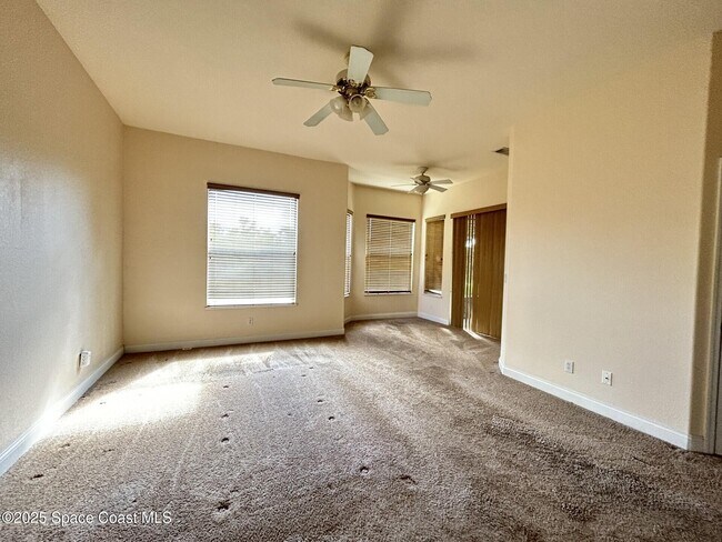 Building Photo - 1215 Clubhouse Dr