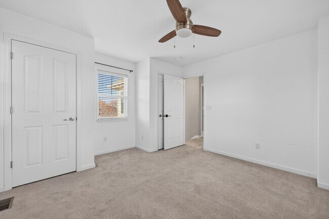 Building Photo - Amazing 3 bedroom home