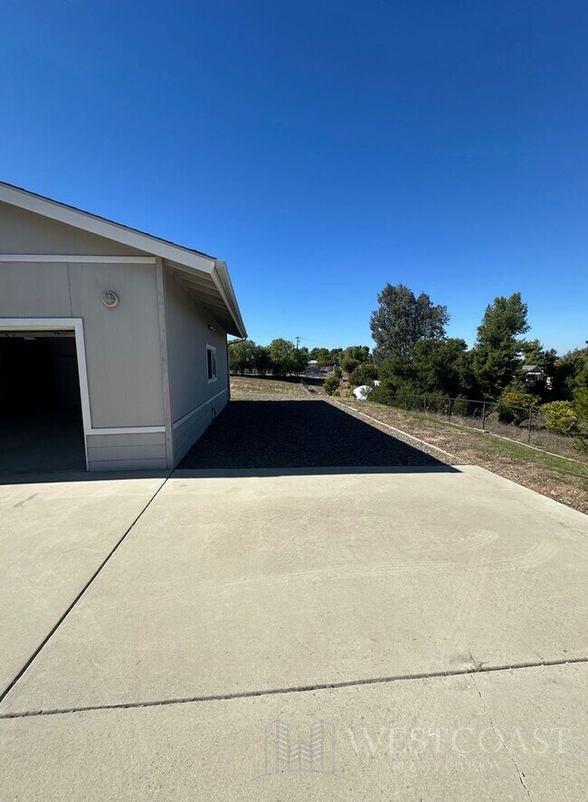 Building Photo - 41644 Valencia Way