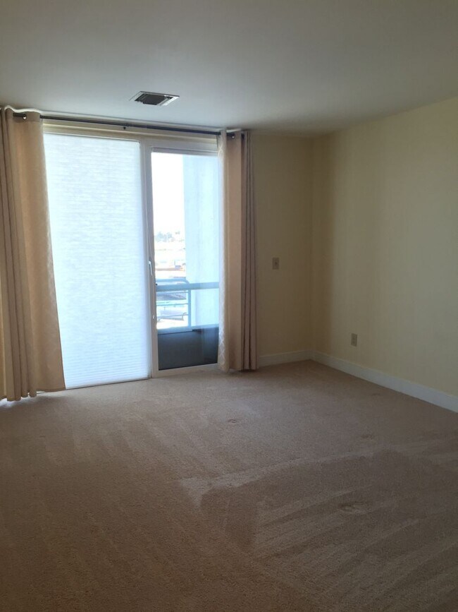 Building Photo - Downtown