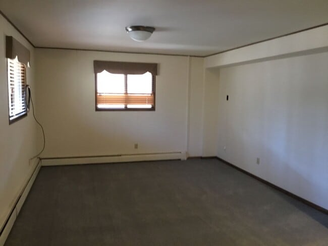 Building Photo - 850 Twin Oaks Dr