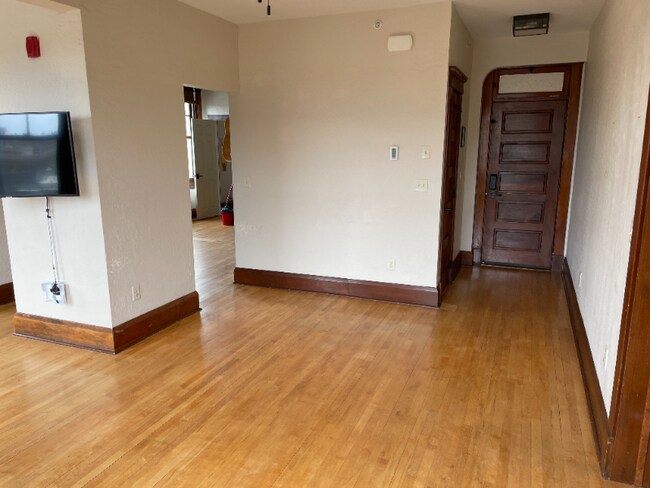 Building Photo - 806 N Monroe St