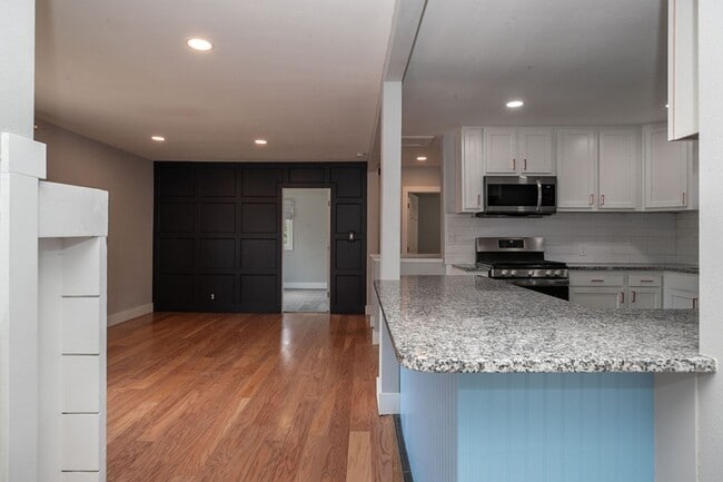 Building Photo - Renovated ranch style home home near Lake ...