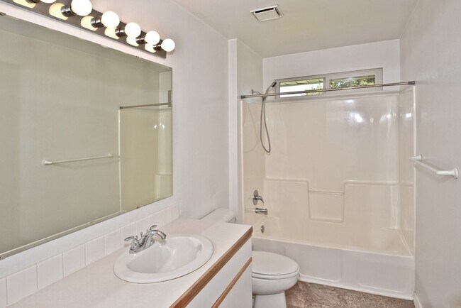 Building Photo - Convenient 3 Bedroom 2 Bathroom Southeast Townhome