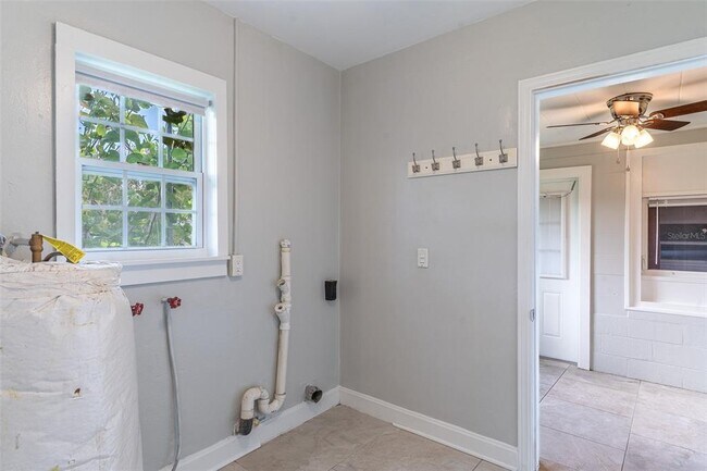 Building Photo - 916 Cohassett Ave
