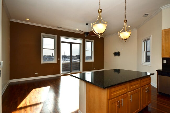 Building Photo - 3300 W Lawrence Ave