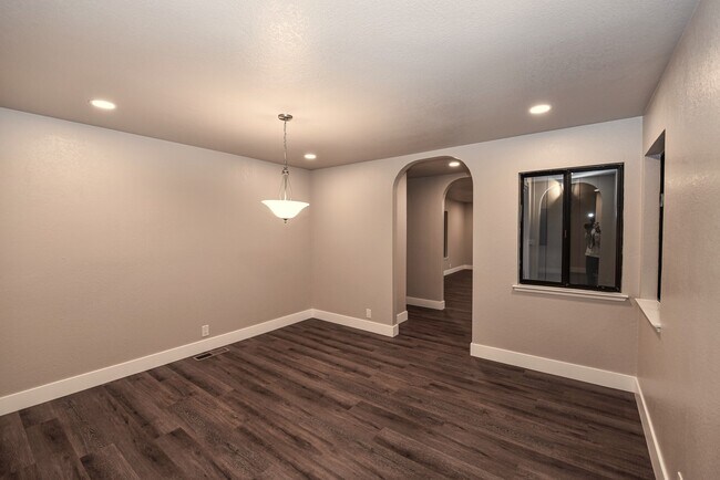 Building Photo - 2455 Knollwood Dr