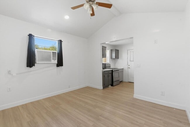 Building Photo - 361 E Clarendon Ave