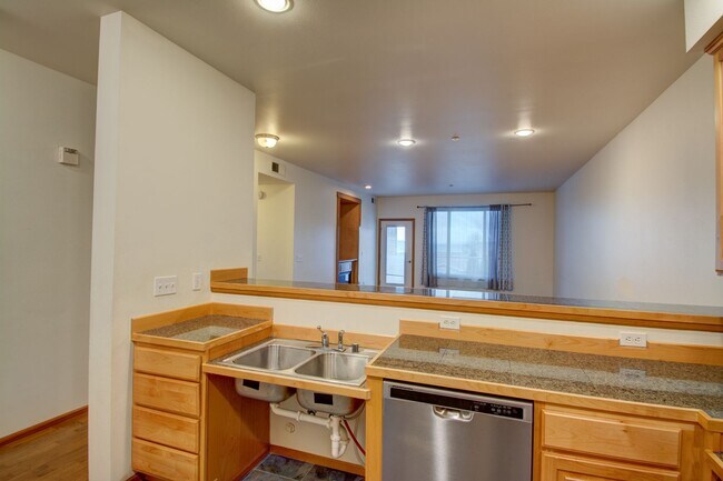 Building Photo - Spacious 2 Bed 2 Bath Condo with Private Balcony
