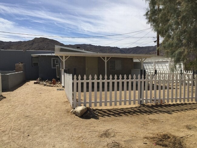 Building Photo - 2 bed/1 bath