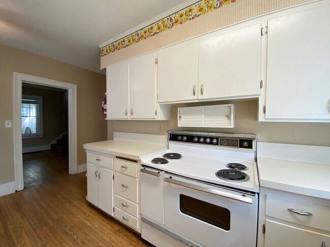 Building Photo - 4 Bedroom Near NDSU!!