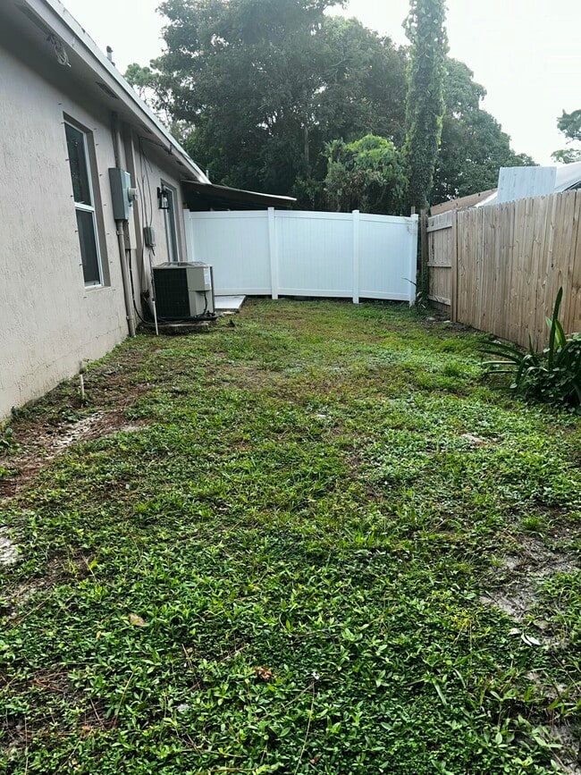 Building Photo - 2225 Laura Ln