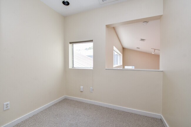 Building Photo - 824 Robin St