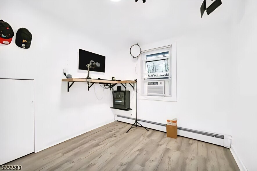 Bedroom 2 - 53 W New St