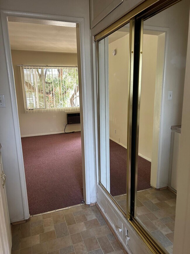 Building Photo - 6705 De Longpre Ave