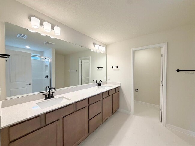 Building Photo - 6985 Oak Commons Way