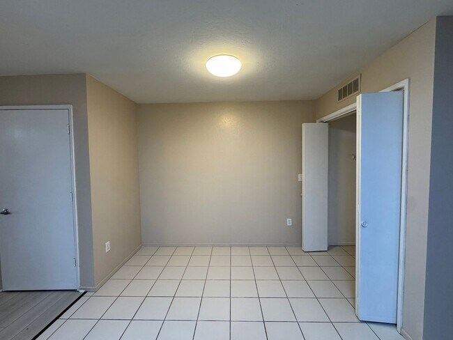 Building Photo - 600 Hosking Ave