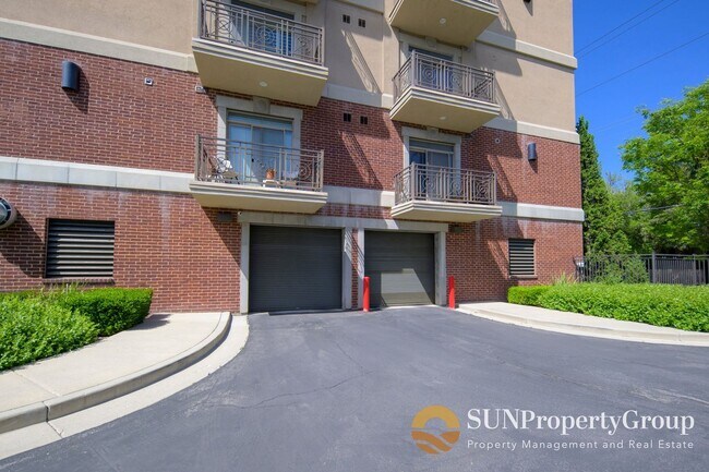 Building Photo - Beautiful Spacious Condo In Desirable Millcreek Area!