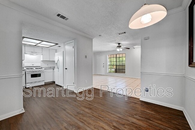 Building Photo - 1612 Broadmoor Dr