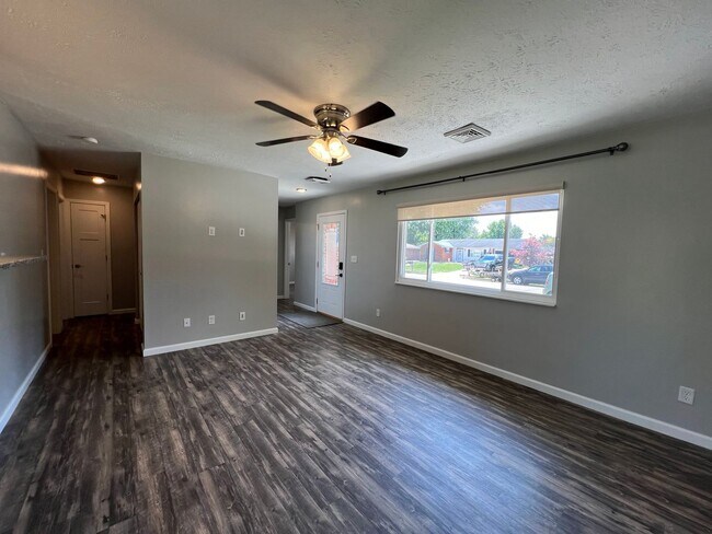 Building Photo - 2128 Virginia Dr