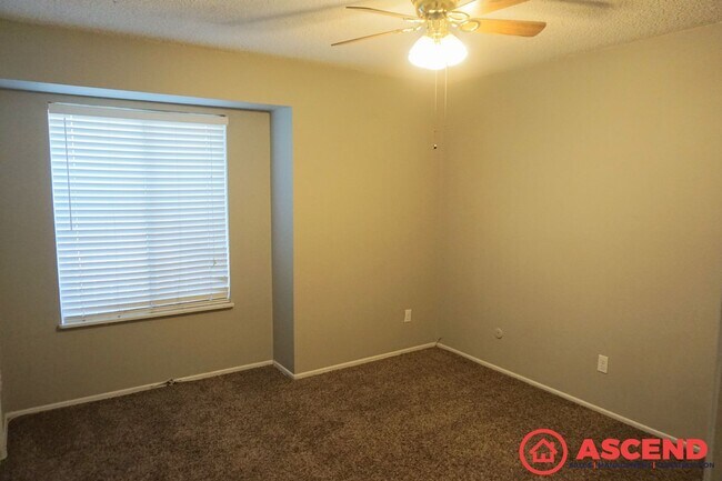 Building Photo - 3 Bedroom Home Off Ming and Ashe Rd!