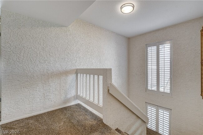 Building Photo - 3223 Pinehurst Dr