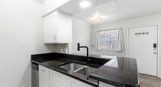 Building Photo - 2401 Manor Rd
