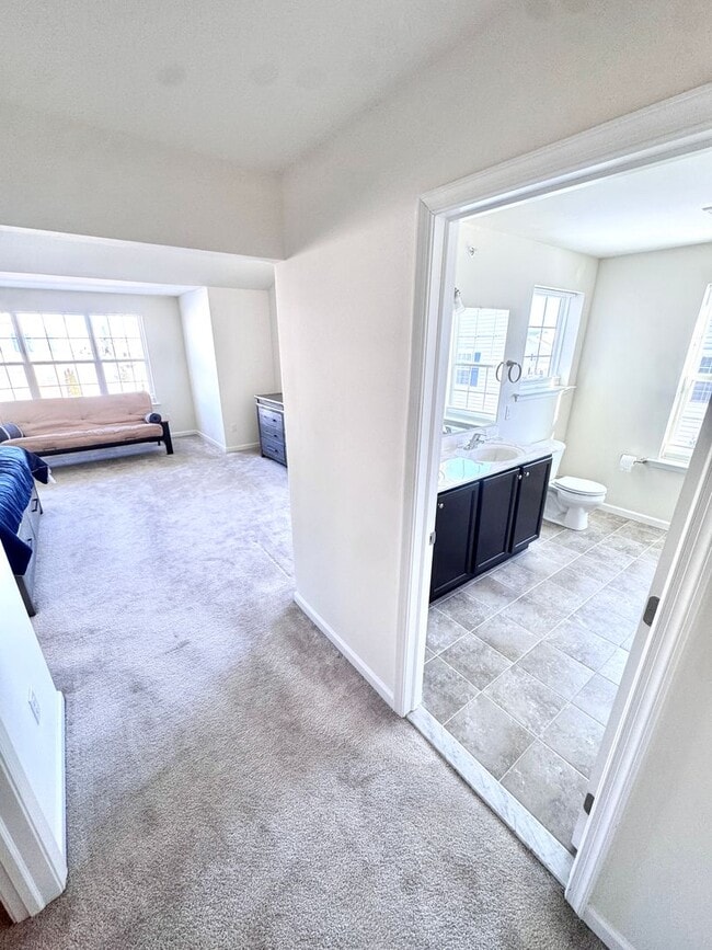 Building Photo - THREE BEDROOM TOWNHOME- PARKLAND SCHOOLS!