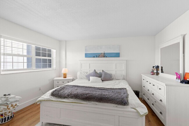 Building Photo - 140 NE 28th Ave