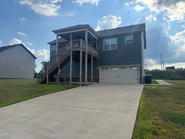 Building Photo - Stunning 4-Bedroom, 3-Bathroom Home – A Mu...