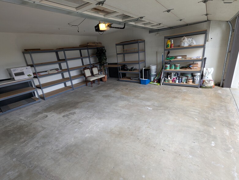 Use garage for car storage or gym or office space - 1868 Kaweah Dr