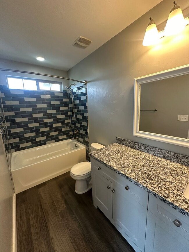 Building Photo - 3 Weeks Rent FREE! Modern 3 Bed 2.5 Bath T...
