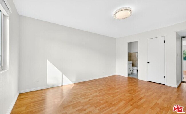 Building Photo - 5252 Coldwater Canyon Ave