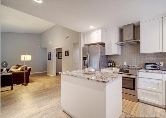 Building Photo - 9518 Topridge Dr