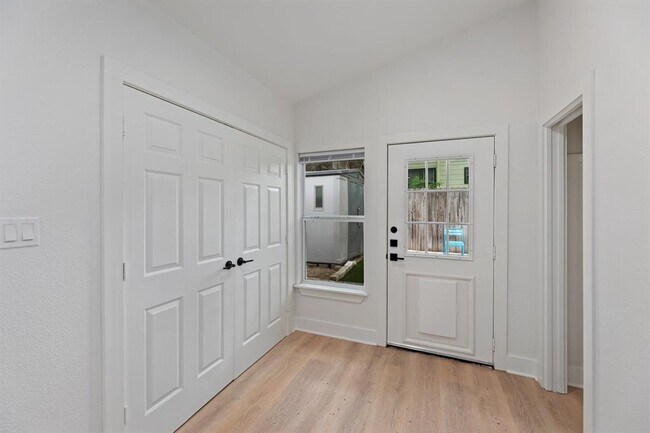 Building Photo - 2208 Santa Rita St