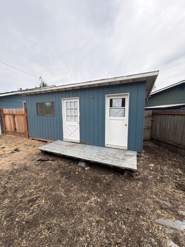 Building Photo - 1085 Saville Ave