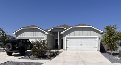 Building Photo - Luxury Duplex in Seguin!