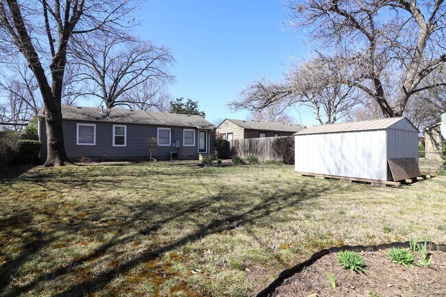 Building Photo - Cozy Bungalow in Brookside area, close to shopping for grocery, coffee shops, restaurants and muc...