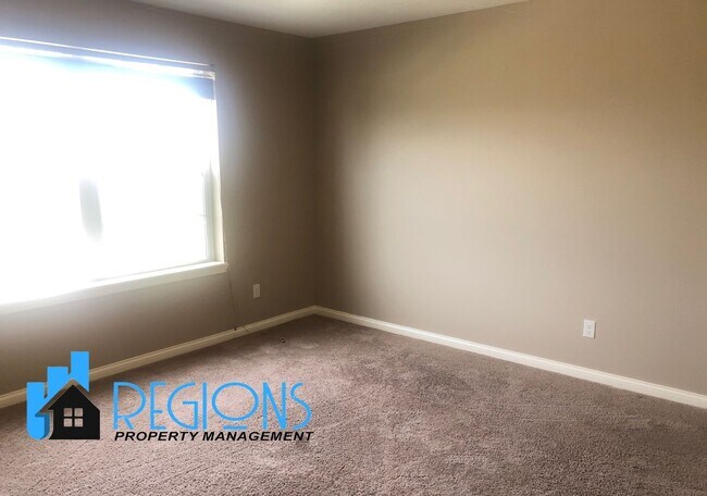 Building Photo - Beautiful 5BR 3.5 bathroom house in North East Normal. Large fenced in back yard.