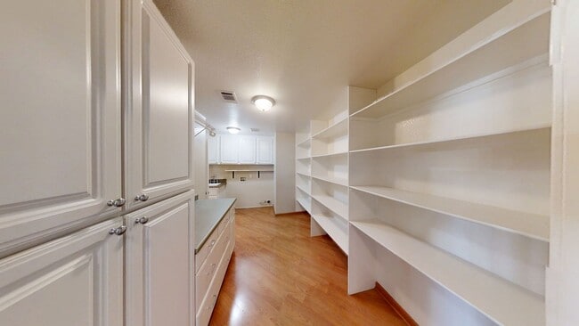 Building Photo - Beautiful 2 story 4 bed/2.5 bath Home in Y...