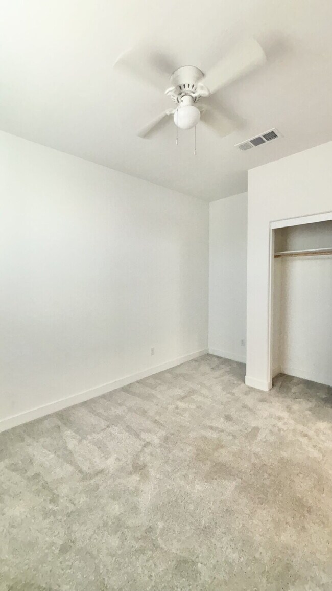 Building Photo - 4 Bedrooms Available University Park