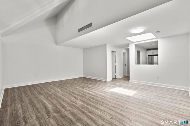 Building Photo - 122 E Putnam Ave