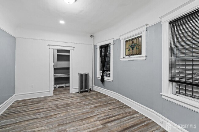 Building Photo - 922 Grove St