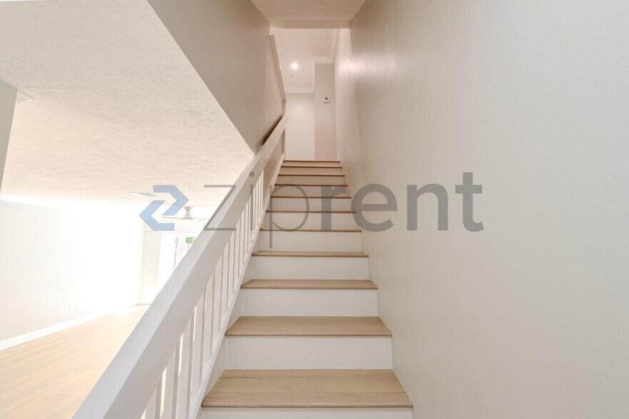 Building Photo - Unit A