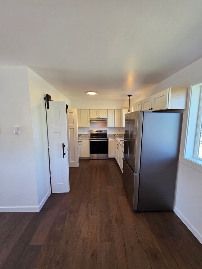 Building Photo - Perfectly remodeled 3BDR/1BA Single-level ...