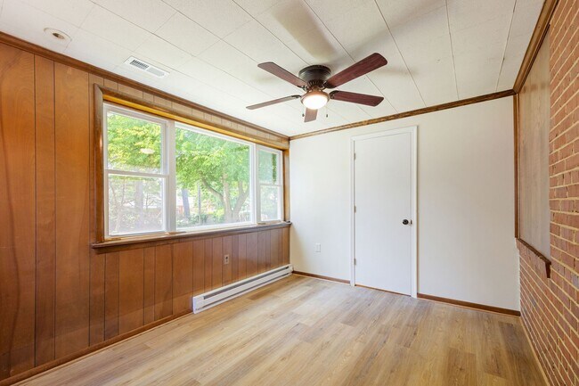 Building Photo - Beautiful 2 Bedroom Corner Lot of Park Ave! ***Available Late June 2026***