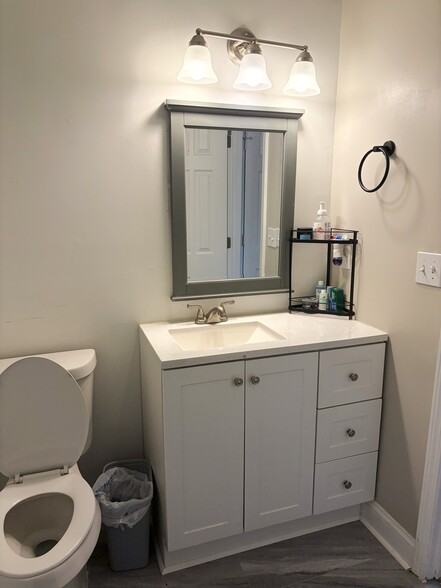 Bathroom 2.2 - 1330 Poplar Pointe SE